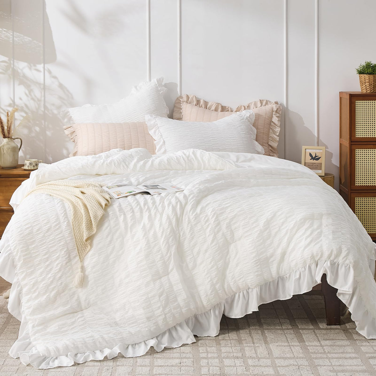 JOLLYVOGUE White Comforters Queen Size, 3 Pieces Ruffle Seersucker Queen Comforter Set for All Season, Lightweight Soft Shabby Chic Bedding Sets for Women（1 Comforter, 2 Pillowshams）