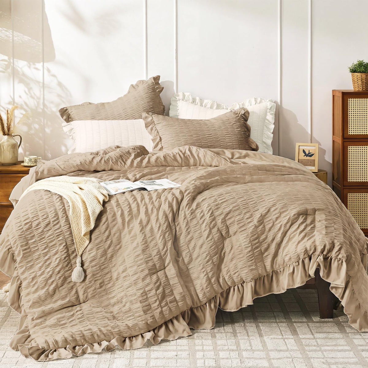 JOLLYVOGUE White Comforters Queen Size, 3 Pieces Ruffle Seersucker Queen Comforter Set for All Season, Lightweight Soft Shabby Chic Bedding Sets for Women（1 Comforter, 2 Pillowshams）