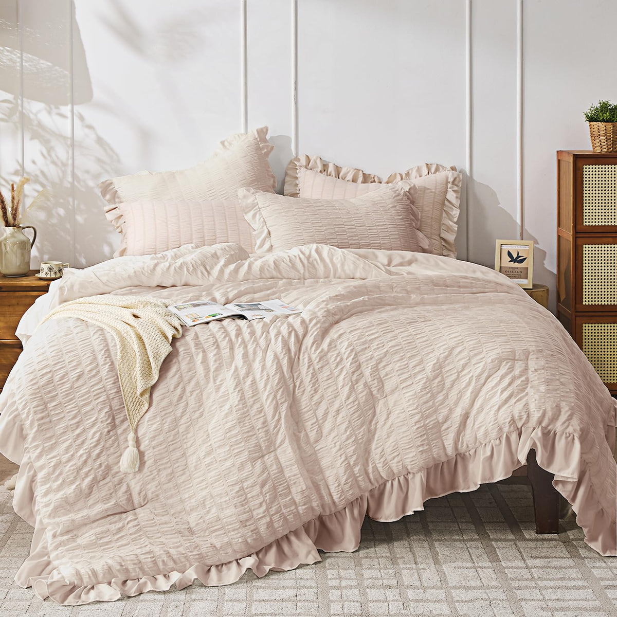 JOLLYVOGUE White Comforters Queen Size, 3 Pieces Ruffle Seersucker Queen Comforter Set for All Season, Lightweight Soft Shabby Chic Bedding Sets for Women（1 Comforter, 2 Pillowshams）