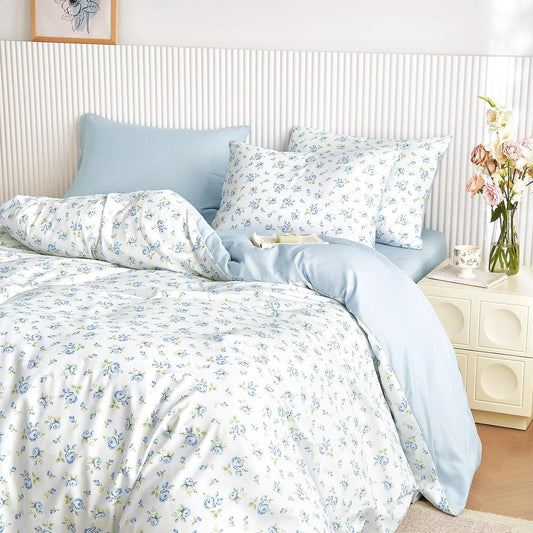 Wake In Cloud - Floral Comforter Set, Coquette Cottagecore Aesthetic Flower Shabby Chic Pattern for Women Teen Girls, Soft Lightweight Bedding, 3 Pieces, White Blue, Full Size