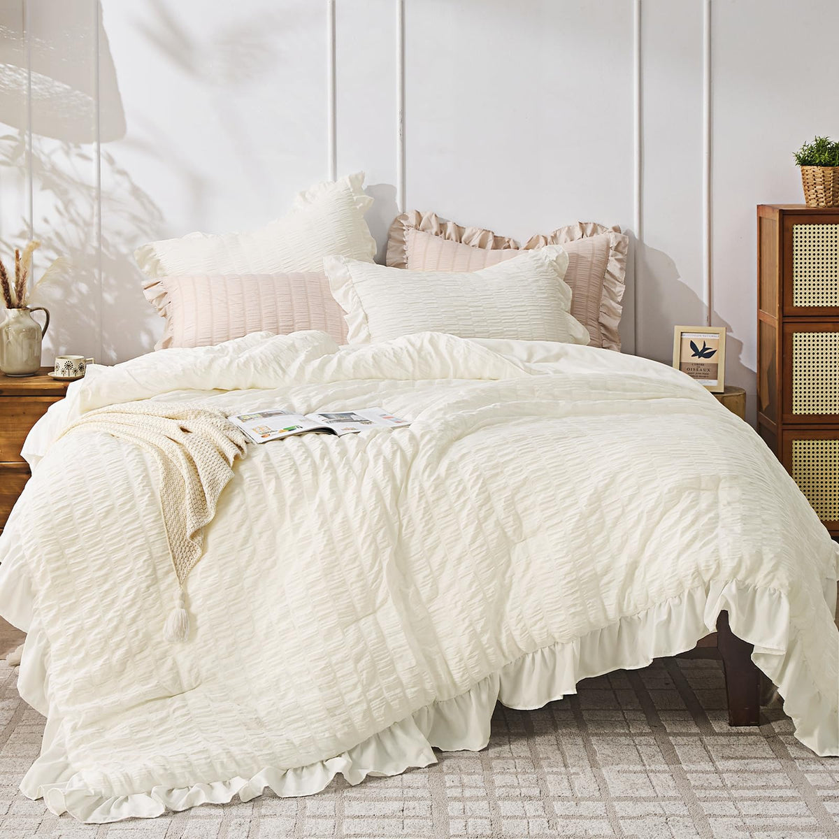 JOLLYVOGUE White Comforters Queen Size, 3 Pieces Ruffle Seersucker Queen Comforter Set for All Season, Lightweight Soft Shabby Chic Bedding Sets for Women（1 Comforter, 2 Pillowshams）