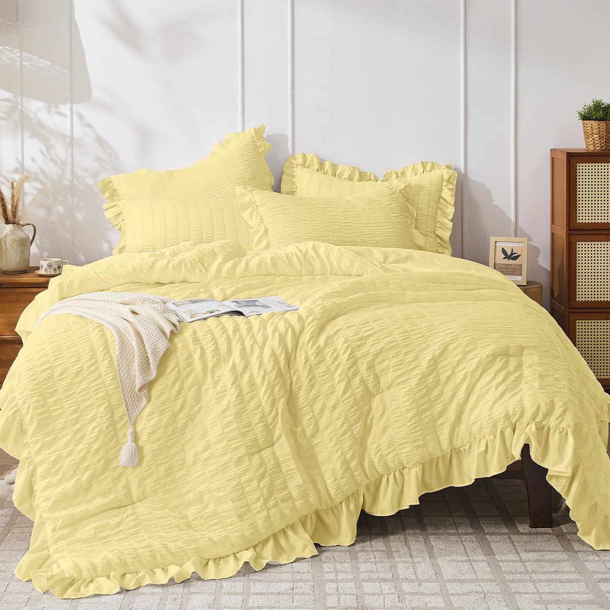 JOLLYVOGUE White Comforters Queen Size, 3 Pieces Ruffle Seersucker Queen Comforter Set for All Season, Lightweight Soft Shabby Chic Bedding Sets for Women（1 Comforter, 2 Pillowshams）