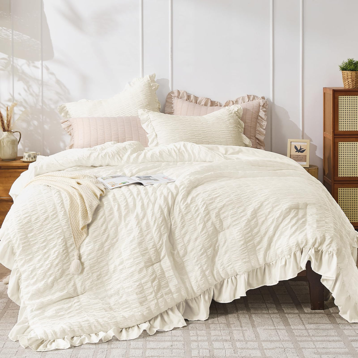 JOLLYVOGUE White Comforters Queen Size, 3 Pieces Ruffle Seersucker Queen Comforter Set for All Season, Lightweight Soft Shabby Chic Bedding Sets for Women（1 Comforter, 2 Pillowshams）