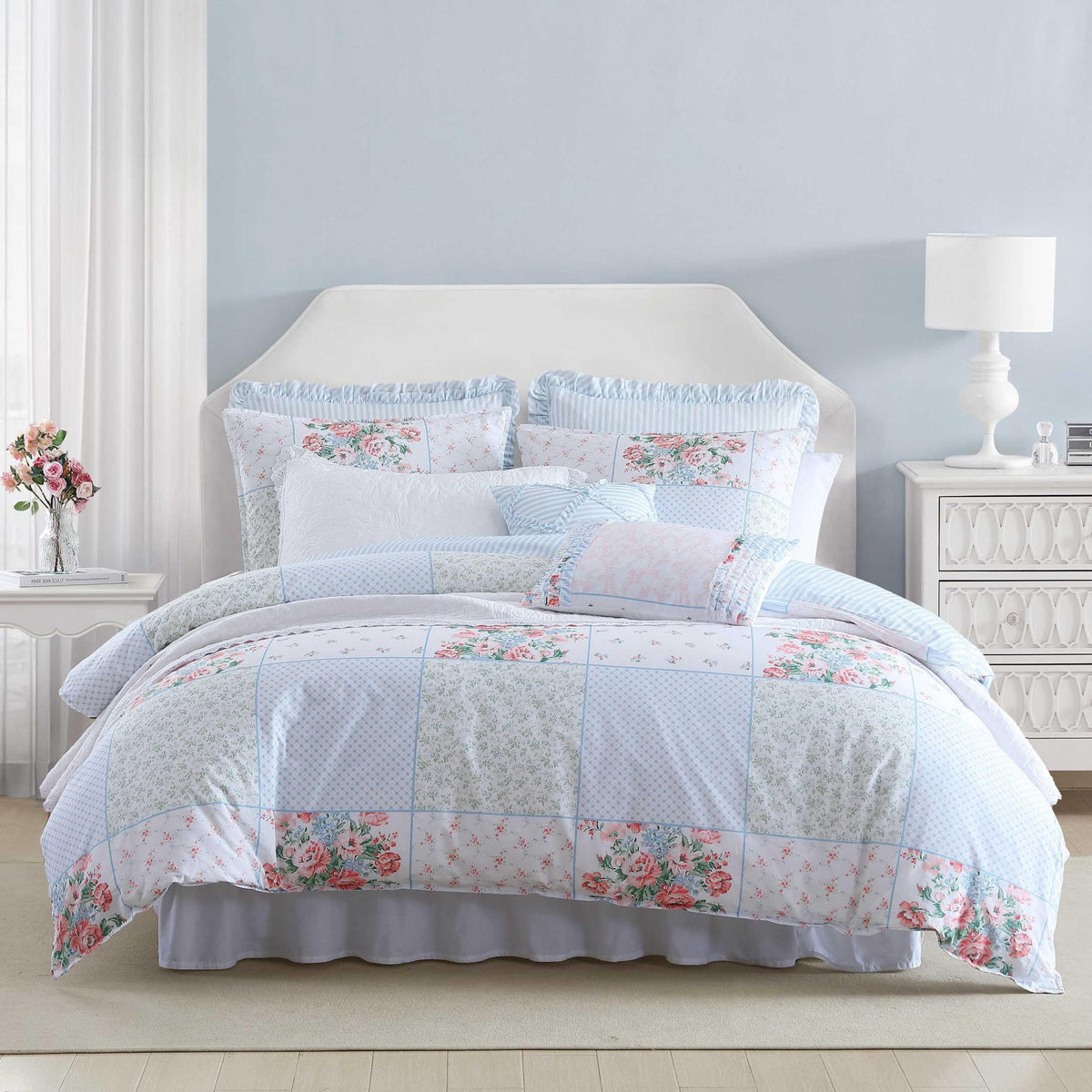 Laura Ashley – Queen Comforter Set, Cotton Bedding with Matching Shams & Bonus Decorative Pillows, Medium Weight, Floral Bedroom Decor, 7-Piece, College Dorm Room Essentials (Nora Blue)