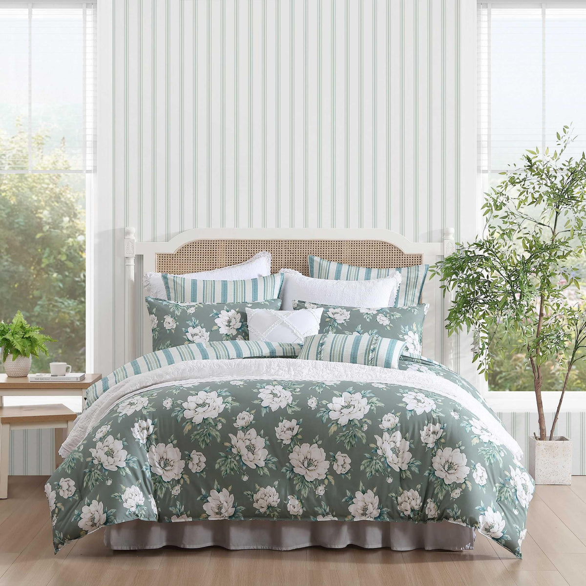 Laura Ashley – Queen Comforter Set, Cotton Bedding with Matching Shams & Bonus Decorative Pillows, Medium Weight, Floral Bedroom Decor, 7-Piece, College Dorm Room Essentials (Nora Blue)