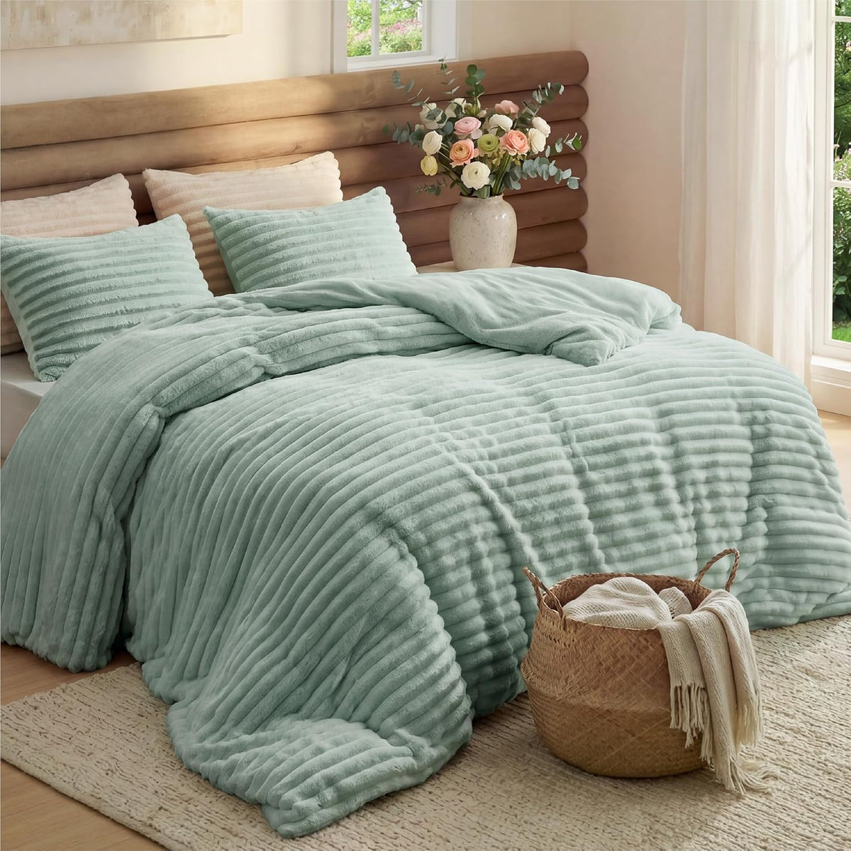 Bedsure Large Queen Fluffy Comforter Set, Cozy Fleece Cream White Bedding